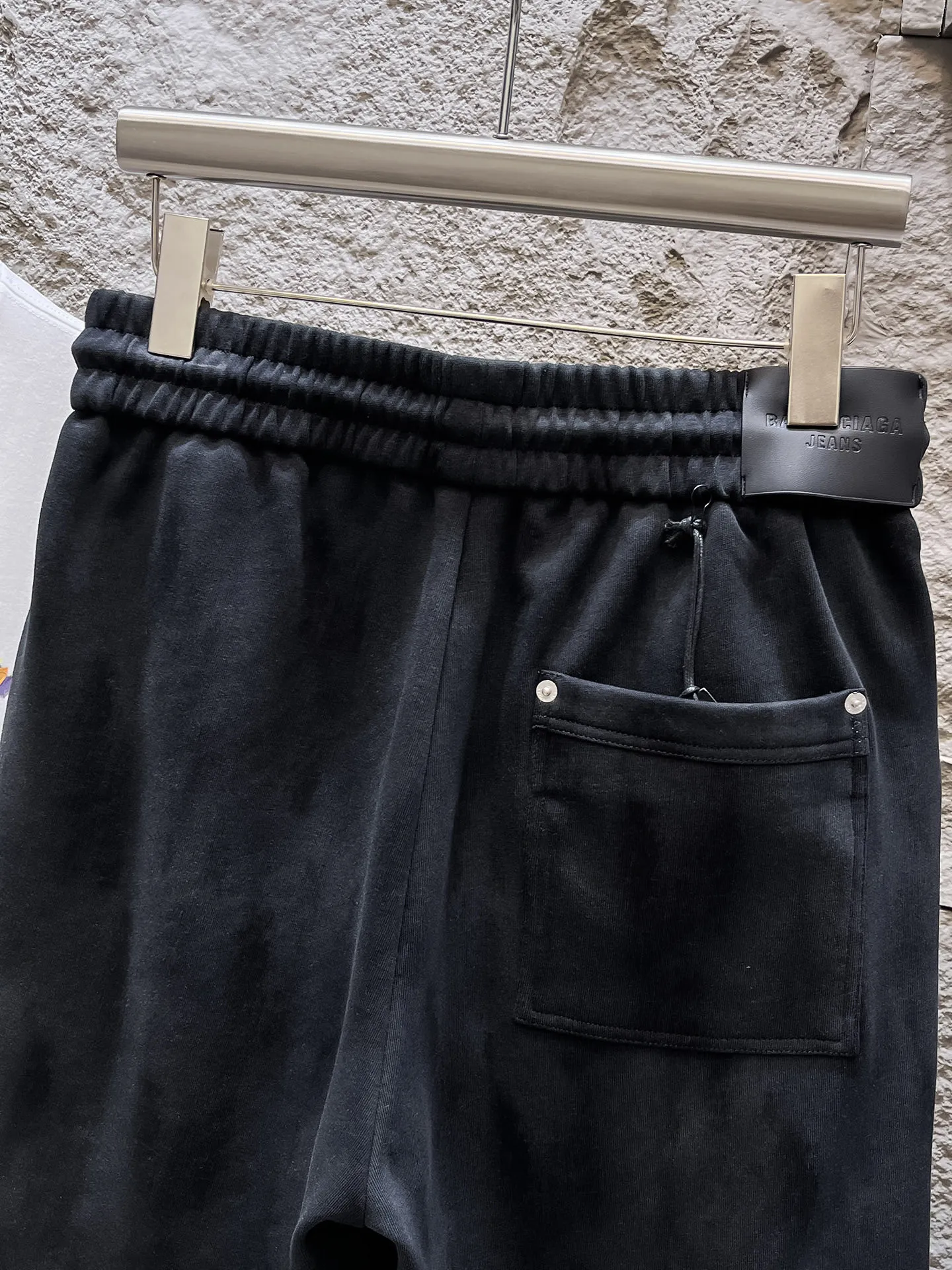 Balenciaga's three-standard complete 2026 summer New Arrival men's casual shorts, advanced custom-made Breathable fabric, Breathable fabric, extremely stretchy and comfortable, impeccable details, top-grade accessories, original logo design concept, delicate and soft feel! The upper body fit is awesome! Size: M-XXXL Please state your height and weight when ordering